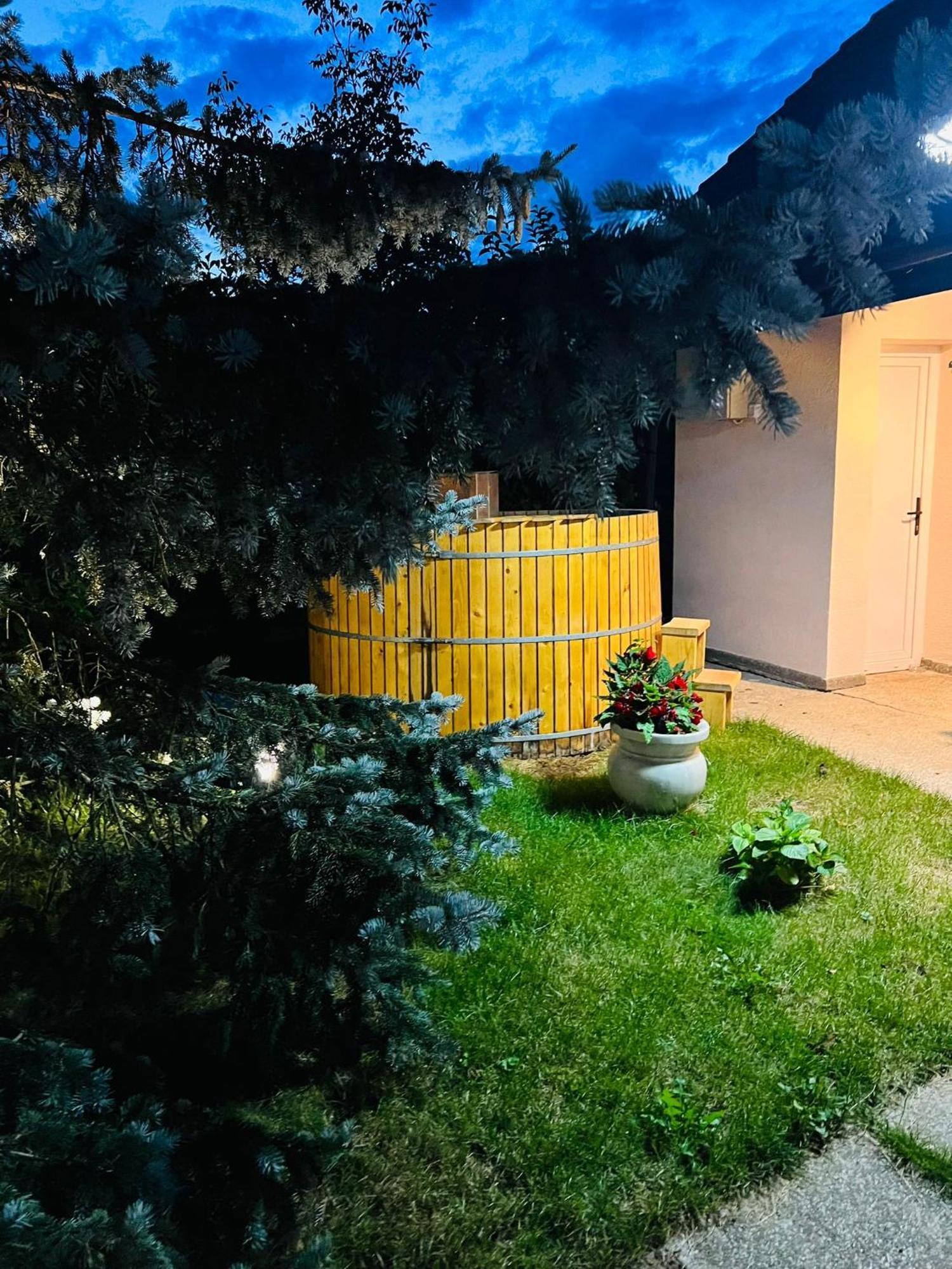 Villa Evie'S Tree House Dragomirna Exterior foto